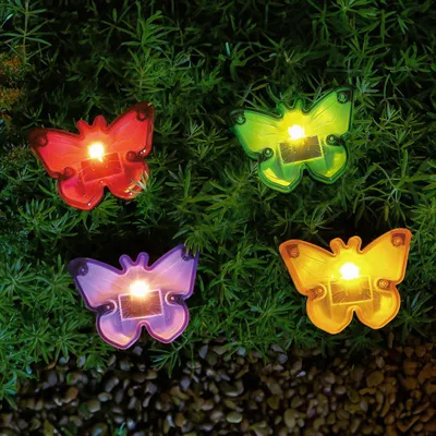 Productafbeelding van Zonnepaneel-aangedreven LED-tuinlamp met vlinders – Kleurrijk – 1 warmwitte LED – Zwart – 9 x 9 x 8,5 cm – Werkt op zonne-energie – Schakelt automatisch in bij schemering – Decoratieve buitenverlichting voor tuin en balkon [11732B], AI-gegenereerde afbeelding