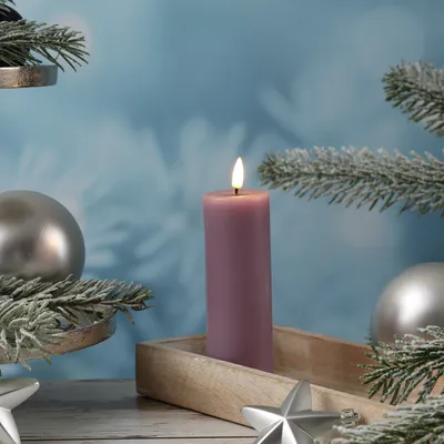 Produktbild von LED Stumpenkerze MIA - Echtwachs - realistische 3D Flamme - H: 15cm - D: 5cm - Batterie - flieder