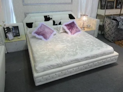 Produktbild von Luxus Bett Chesterfield Doppelbett Echleder mit Ponyfell Betten Weiß Möbel