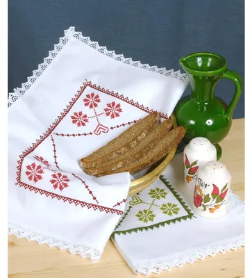 Productafbeelding van Mandje voor brood, versierd met kant en Aida-stof, klaar om te borduren (45x45 cm) – Wit