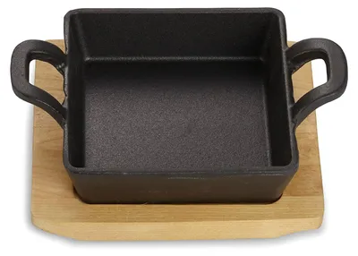 Productafbeelding van Servierschaal van gietijzer, geschikt voor het serveren, met vierkante ovenschotel en serveerplank. Al gebronsd, geschikt voor ovens, grills, barbecues en inductiekookplaten. Diameter: 12,6 cm