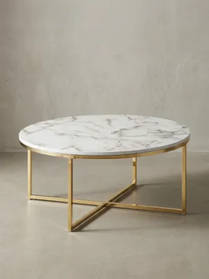 Moderner Couchtisch rund 80 cm Durchmesser in Frontalansicht, mit weißer Tischplatte in Marmor-Optik und einem glänzenden, goldenen Metallgestell._#sku_BARWL6.248#