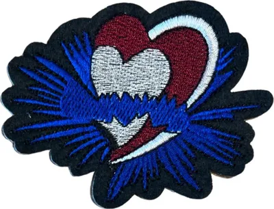 Produktbild von Herz-Herzen-Text-Wolke-Emblem-Aufnäher zum Aufbügeln