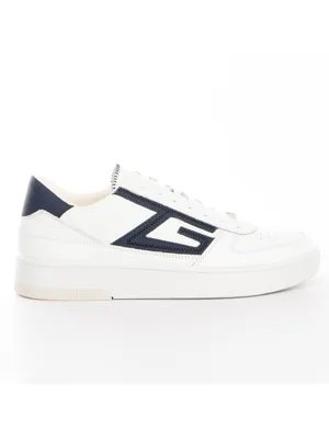 Produktbild von Guess Salerno Kollektion – Klassisches Sportbekleidungsdesign mit markantem Logo G