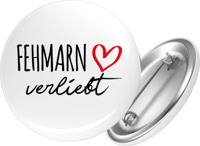 Produktbild von Huuraa Button Fehmarn verliebt 25mm rund mit Sicherheitsnadel Ansteckbutton Geschenkidee