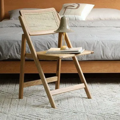 Produktbild von Famanu Klappstuhl mit Rattan-Sitzfläche und 360° drehbarer Rückenlehne - Platzsparend und ergonomisch