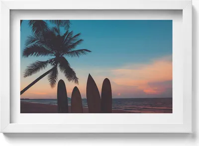 Produktbild von Surfen an einem tropischen Strand– Wandbild mit Rahmen – Gerahmtes Bild  – Wanddekoration – 30x20 cm –  Weiß Rahmen