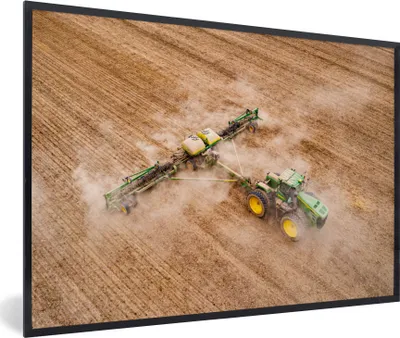 Produktbild von MuchoWow® Gerahmtes Poster Traktor - Feld - Bauernhof - Landwirt - Grün 60x40 cm - Poster mit Schwarzem Bilderrahmen Wandposter Rahmen Foto Bilder - Printing - Wanddeko Schlafzimmer