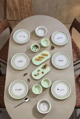 Obrázok produktu pre Hermia Concept, raňajková sada (14 dielov) zo 100 % keramiky, svetlozelená | 6 tanierov (20 cm), 2 podnosy (22 x 11 x 3,5 cm), 4 misky na džem (10,5 x 10,5 x 3,5 cm), 2 misky na syr (13 x 13 x 3,5 cm) | Vhodné do umývačky riadu, nevhodné do mikrovlnnej rúry.