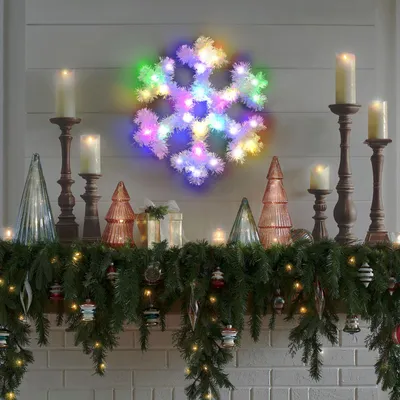 Produktbild von Weihnachtsbeleuchtung für den Innenbereich mit Batterie – beleuchtete Schneeflocke mit RGB-Farben – 32 cm zum Aufhängen – inkl. Batterien