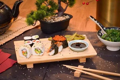 Produktbild von Famanu Sushi Set - Essstäbchen und Servierbrett