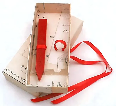 Produktbild von Rubinato Siegellack Geschenkbox rot und Band für alle Siegelgrößen