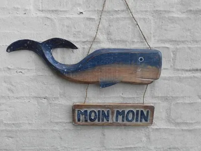 Produktbild von Wal „Moin Moin“, maritime Wanddekoration, Holz massiv, 40 cm
