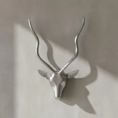 Produktbild von Aluminium Hirschgeweih Wanddekoration, Modern und Elegant, Handgefertigt. 33x4x54 cm | Kadima Design