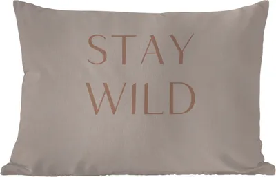 Produktbild von MuchoWow® Outdoor Kissen - Zitate - Text - Wild bleiben - 60x40 cm - Wetterfest - Lounge Kissen - Zierkissen - Kissen für Innenräume
