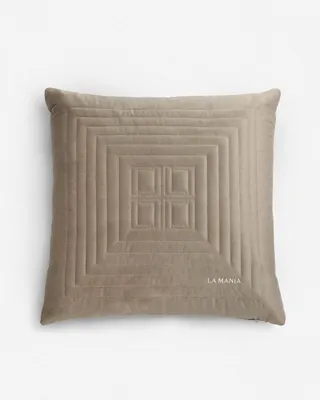Imagen del producto de Cojín color taupe con textura aterciopelada