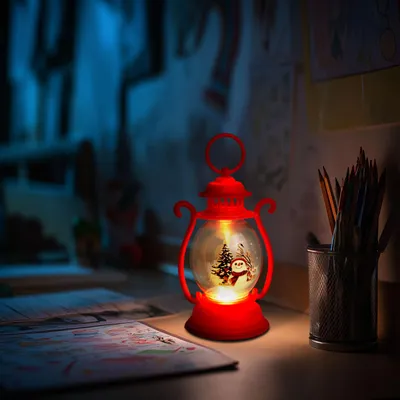 Obrázok produktu pre Vianočná dekorácia – lampáš – snehuliak – červená – 16,5 x 7 cm – 3 x LR44, Obrázok generovaný UI