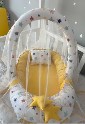 Produktbild von Jaju Baby Babynest mit Kopfkissen und Moskitonetz 100 x 60 cm Sterngelb
