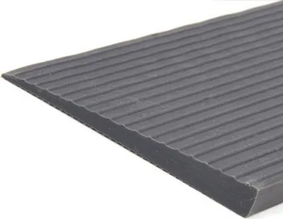 Produktbild von FabaCare Türschwellenrampe Schwellenrampe Rollstuhlrampe Rampe Gummirampe 28 mm x 200 mm x 1000 mm