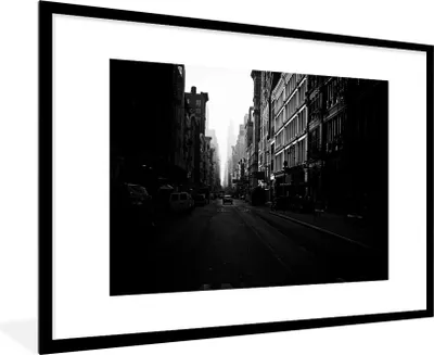 Produktbild von MuchoWow® MuchoWow® Gerahmtes Poster Autofahrt durch eine ruhige Straße in New York in schwarz-weiß 90x60 cm - Poster mit zchwarzem Bilderrahmen - Wanddekoration - Fotos