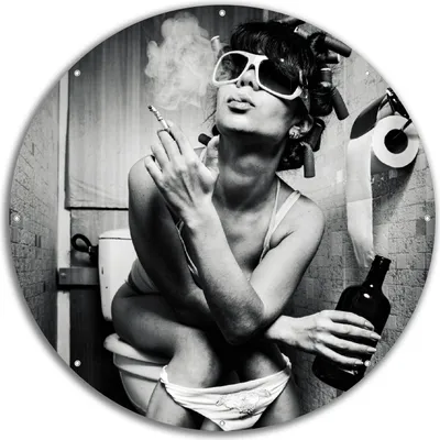 Produktbild von Wallario rundes Outdoor-Poster für Garten oder Balkon, Motiv Kloparty - Sexy Frau auf Toilette mit Zigarette und Schnaps, 60 cm Durchmesser