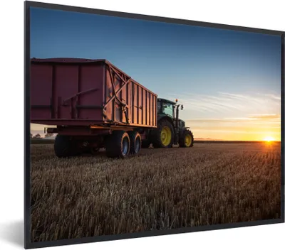 Produktbild von MuchoWow® Gerahmtes Poster Traktor - Grün - Sonnenuntergang - Horizont - Grün - Landleben 40x30 cm - Poster mit Schwarzem Bilderrahmen Wandposter Rahmen Foto Bilder - Kunstposter - Wanddekorationen