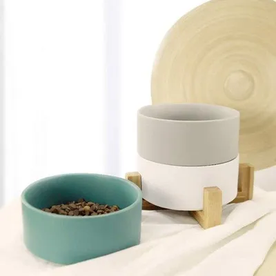 Zdjęcie produktu dla Ceramiczna miska dla kota w kolorze szarym z drewnianą podstawką