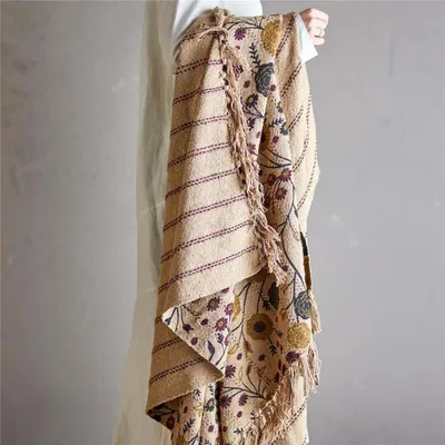 Zdjęcie produktu dla Koc Bloomingville EYDIS naturalny z kwiatowym wzorem i paskami 160 x 130 cm