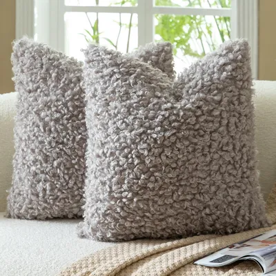 Immagine prodotto di Set di 2 federe 65x65 cm, color tortora, in ecopelliccia bouclé, stile sherpa, ideali come cuscini decorativi