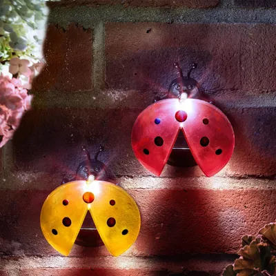 Produktbild von 2er-Set Solar-LED-Gartenleuchten in Marienkäferform – 2 Stück – Rot und Gelb – Kaltweißes LED-Licht – 10 x 8,8 x 6 cm – Solarbetrieben – Schaltet sich bei Dämmerung automatisch ein – Hängende und dekorative Außenbeleuchtung [11763]
