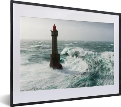Produktbild von MuchoWow® MuchoWow® Gerahmtes Poster Eine Welle hinter dem Leuchtturm von La Jument in Frankreich 40x30 cm - Poster mit zchwarzem Bilderrahmen - Bilderrahmen - Poster im Rahmen