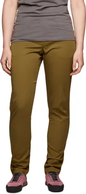 Damenkletterhose "W Notion SL Pants" von Black Diamond in Olivgrün; getragen von einer Frau; die aufrecht steht.