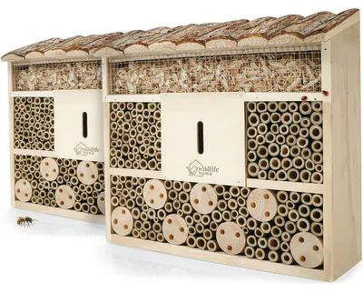 Produktbild von WILDLIFE HOME Bienenhotel 2er Set Insektenhotel mit Rindendach I Unbehandelt, Bienenhaus aus Massiv-Holz für Bienen, Marienkäfer & Florfliegen, Insektenhaus I Nisthilfe Insektenhotel zum Aufhängen