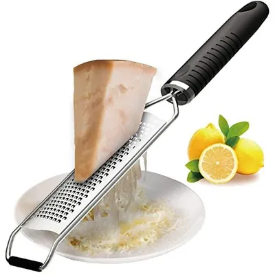 Produktbild von 2 Käsereibe Zitronenreibe Zester Reibe Fein Parmesanreibe Handreibe Rasiermesserscharfe Premium Edelstahl Reibeoberfläche -Spülmaschinengeeignet inkl. Schutzabdeckung &TPR Griff, für Hartkäse, Zitrus