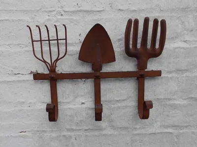 Produktbild von Hakenleiste Gartenwerkzeug 3er Eisen Wandhaken Echtrost 32 cm Landhausstil