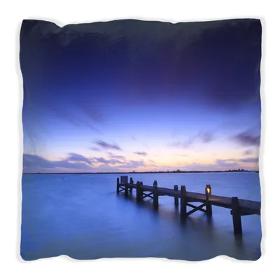 Produktbild von Wallario Premium Kissen, weiche Oberfläche, mit Motiv Steg bei Abenddämmerung - Blauer Himmel bei Nacht, Größe: 40 x 40 cm, mit weißer Rückseite