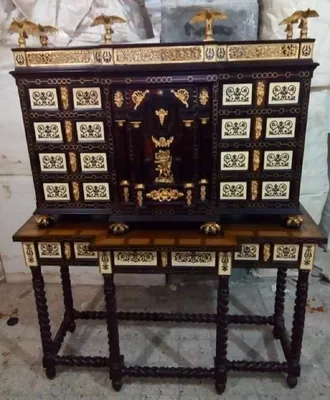 Image de Casa Padrino Luxus Barock Sekretär Dunkelbraun / Braun Intarsien / Schwarz / Weiß / Gold - Secrétaire en bois massif de style antique avec portes et tiroirs - Meubles de bureau baroques - Edel & Prunkvoll