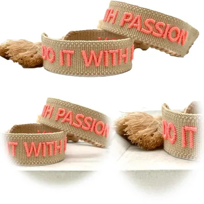 Produktbild von LS-LebenStil Canvas Statement Armband Do it with Passion besticktes Stoffarmband gewebt textiles Quasten Spruch Boho Geschenk Freundschaftsarmband
