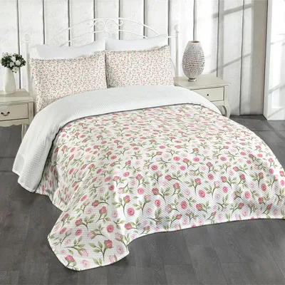 Produktbild von ABAKUHAUS Blumen Tagesdecke Set, Draufsicht und Seitenansicht von Rosebuds und von fallenden grünen Blättern auf einem normalen Hintergrund, 220 x 220 cm, Mehrfarbig