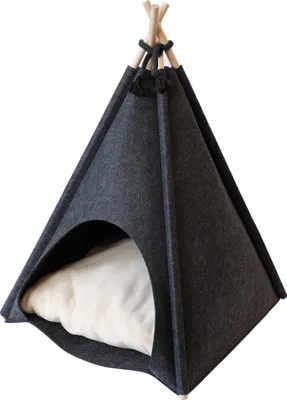 Obrázek produktu pro elasto form teepee stan pro psy a kočky v tmavě šedé barvě I Gravírování na přání I Ploché plstěné stany I Tmavá šňůra a polštářek v krémově bílé barvě I 4 dřevěné tyče I 45 x 45 x 55 cm (š x h x v) tmavě šedobéžová barva