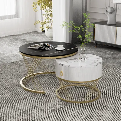Imagen del producto de Conjunto de dos mesas auxiliares con apariencia de mármol, una con estante, de forma redonda, con dimensiones de Ø70 x 45 cm y otra de Ø50 x 40 cm. También incluye una mesita auxiliar con cajón y estructura de metal dorado, y una mesa de centro para el salón