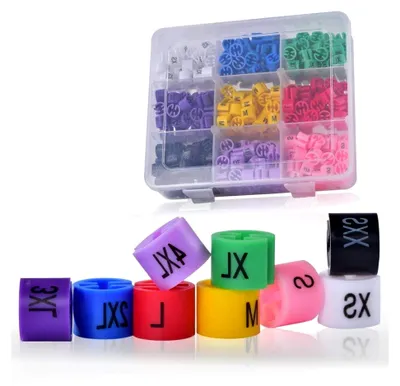 Produktbild von Apore 450 Stück Größe Marker Kunststoff Kleiderbügel Größenringe Farben Chiffren Größenreiter 9 Größen Set (XXS - 4XL) mit Aufbewahrungsbox (450Stücke)