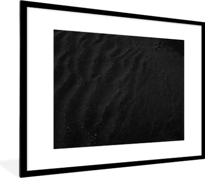 Produktbild von MuchoWow® Gerahmtes Poster Sand - Schwarz - Weiß - Strand 80x60 cm - Poster mit Schwarzem Bilderrahmen Wandposter Rahmen Foto Bilder - Schlafzimmer-Dekorationen - Fotoposter