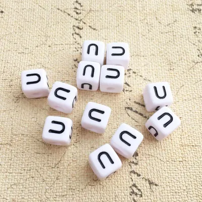 Image de Perles pour lettres, 30 pièces, 6x6 mm, blanc avec noir, carré, lettre U