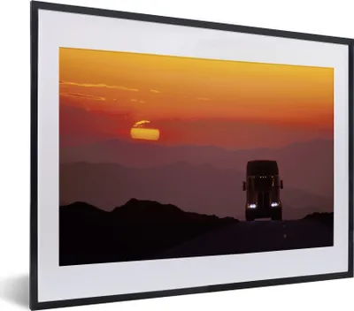 Produktbild von MuchoWow® MuchoWow® Gerahmtes Poster Sonnenuntergang hinter dem Lastwagen 40x30 cm - Poster mit zchwarzem Bilderrahmen - Bilderrahmen - Poster im Rahmen