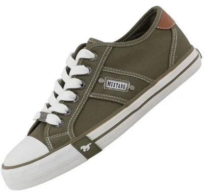 Das Bild zeigt einen Freizeitschuh in der Farbe Khaki der von der Seite fotografiert wurde. Der Schuh hat ein einfaches Design mit einer leicht strukturierten Oberfläche und einer rutschfesten Sohle.