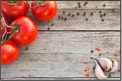 Produktbild von Wallario Wandbild Tomaten und Gewürze auf altem Holztisch, Größe: 61 x 91,50 cm, Poster mit schwarzem Aluminiumrahmen