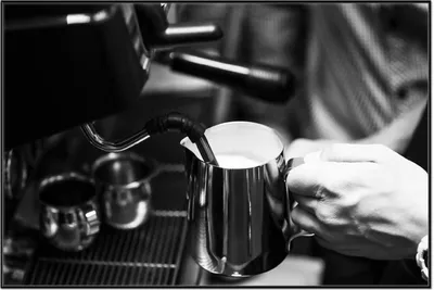 Produktbild von Wallario Wandbild Barista - Einblick in ein Café, Größe: 61 x 91,50 cm, Poster mit schwarzem Aluminiumrahmen