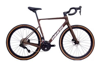Produktbild von RINOS Carbon Gravelrad Sandman8.0 Shimano 105 Di2 Kaffee M