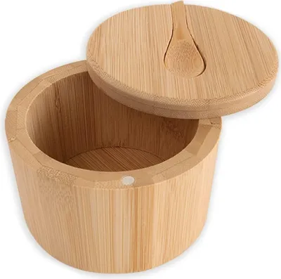 Produktbild von 1 Stück hochwertige Salzdose aus natürlichen Materialien mit magnetischem Drehdeckel und integriertem kleinem Holzlöffel. Mit 9 cm Durchmesser und 7 cm Höhe bietet sie viel Platz für Salz, Gewürze, Kräuter oder Pfeffer – ohne viel Küchenfläche einzunehmen. Die glatte, geruchstrale Oberfläche ist angenehm in der Hand, bruchfest und einfach per Hand oder feuchtem Tuch zu reinigen. Der Holzlöffel lässt sich platzsparend im gerillten Deckel verstauen. Vielseitig einsetzbar – von der Küche bis zum Bastelzimmer –